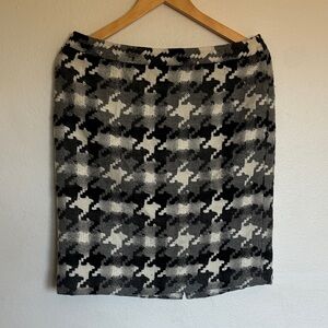 LOFT Black and White Houndstooth Pencil Skirt